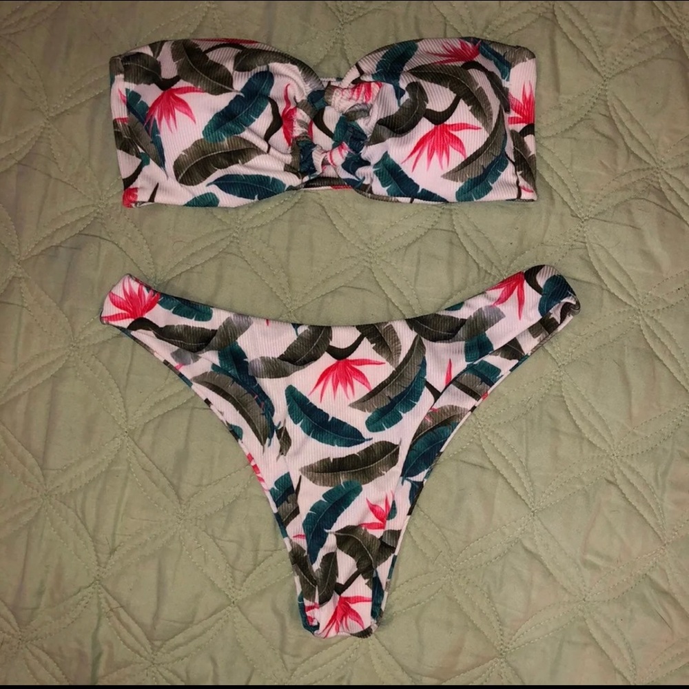 NWOT bikini set size small (4)